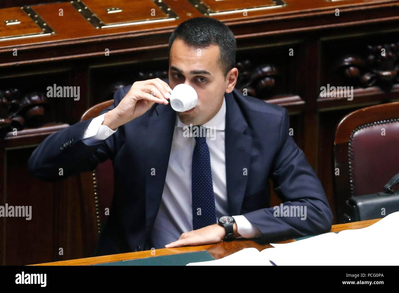 Italia, Roma, 02 Agosto, 2018 : Il ministro del Lavoro e delle Politiche Sociali, lo sviluppo economico e il Vice Premier Luigi Di Maio, in discussione nella Camera dei Deputati.Nella foto di bere un caffè Foto © Remo Casilli/Sintesi/Alamy Live News Foto Stock