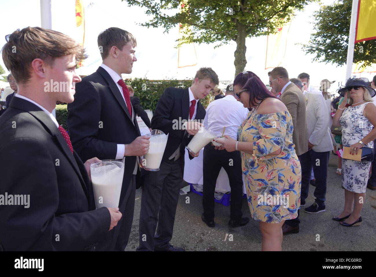 Goodwood, West Sussex, nel Regno Unito il 2 agosto, 2018 gratuito fragole e panna dal Duca di Richmond - Scene dal Signore giorno a "glorioso Goodwood' sulla Sussex Downs, UK Credit: Motofoto/Alamy Live News Foto Stock