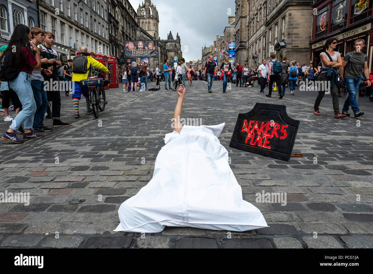 Edimburgo, Scozia, Regno Unito; il 2 agosto, 2018. Il giorno prima dell'apertura ufficiale della Edinburgh Festival Fringe 2018, esecutori sono attivi sul Royal Mile distribuendo volantini e incontro con il pubblico. Nella foto; gli attori per becher sul luogo di produzione solo da Lucky cani Theatre Company. Credito: Iain Masterton/Alamy Live News Foto Stock