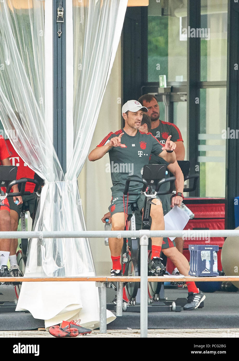 Rottach-Egern, Tegernsee in Germania. 2 agosto 2018. FC Bayern Monaco, Rottach-Egern, Agosto 02, 2018 Head Coach Niko Kovac (FCB) sul ciclo ergometro nel training camp di preparazione per la stagione 2018/2019, 2 Agosto 2018 in Rottach-Egern, Tegernsee in Germania. © Peter Schatz / Alamy Live News Foto Stock