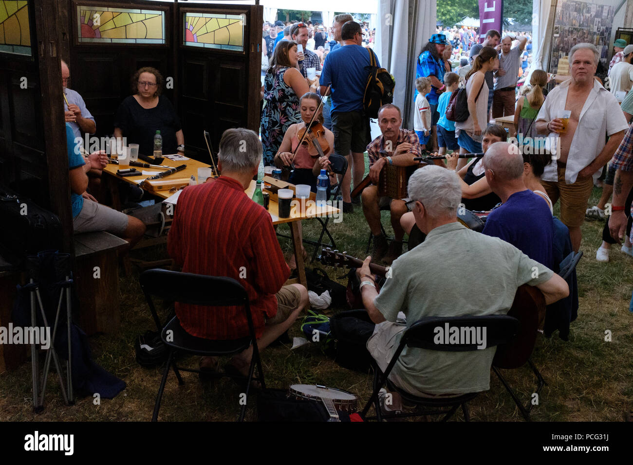 Cambridge, Regno Unito. Il 2 agosto, 2018. Musica folk all'interno di uno dei bar presso il Festival del Folk di Cambridge. Richard Etteridge / Alamy Live News Foto Stock