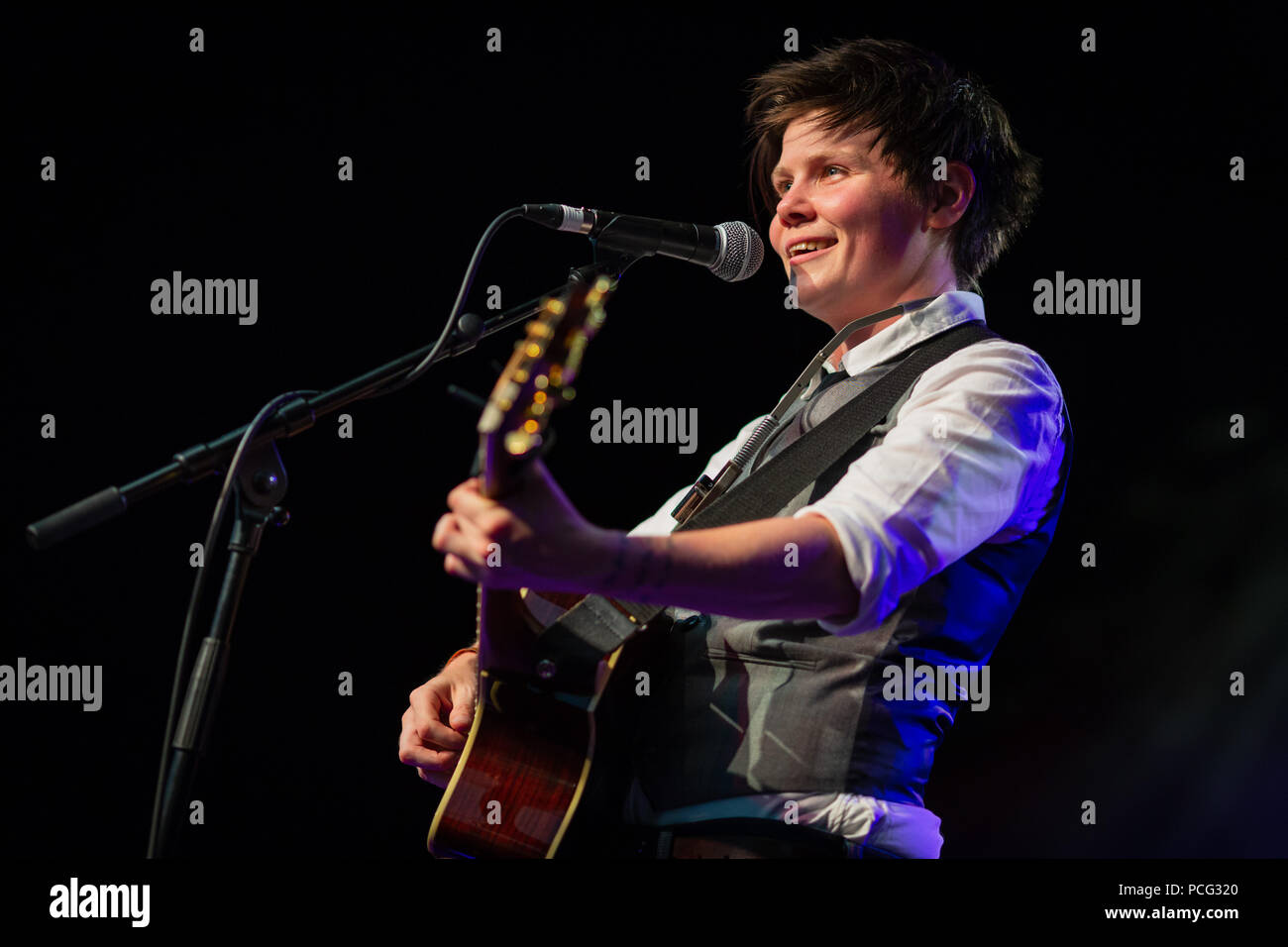 Cambridge, Regno Unito. Il 2 agosto, 2018. Grazia Petrie esegue per il giorno di apertura del Festival del Folk di Cambridge. Richard Etteridge / Alamy Live News Foto Stock