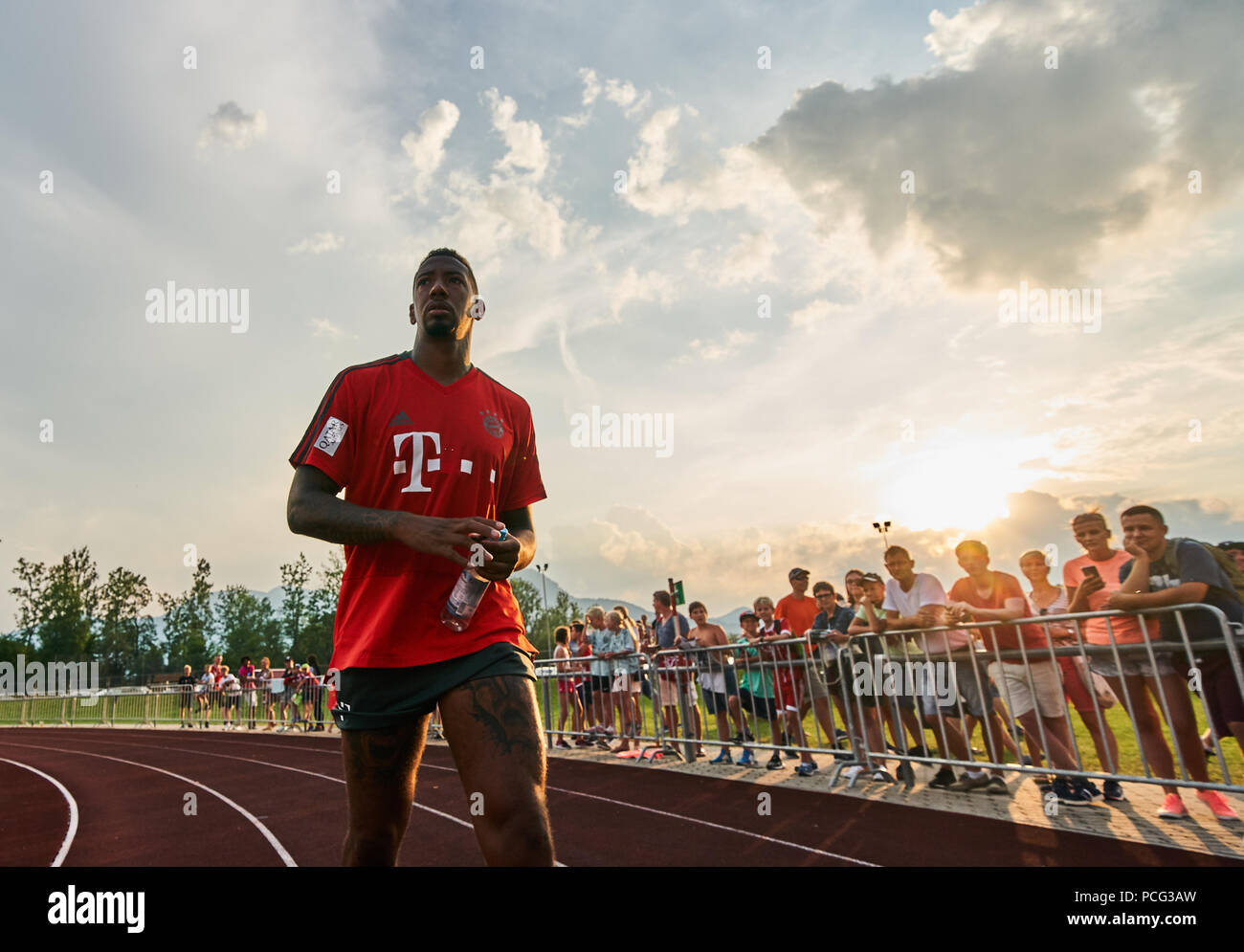 Rottach-Egern, Tegernsee in Germania. 2 agosto 2018. FC Bayern Monaco, Rottach-Egern, Agosto 02, 2018 Jerome BOATENG (FCB 17) dà autografi per i fan, half-size, ritratto, nel training camp di preparazione per la stagione 2018/2019, 2 Agosto 2018 in Rottach-Egern, Tegernsee in Germania. © Peter Schatz / Alamy Live News Foto Stock