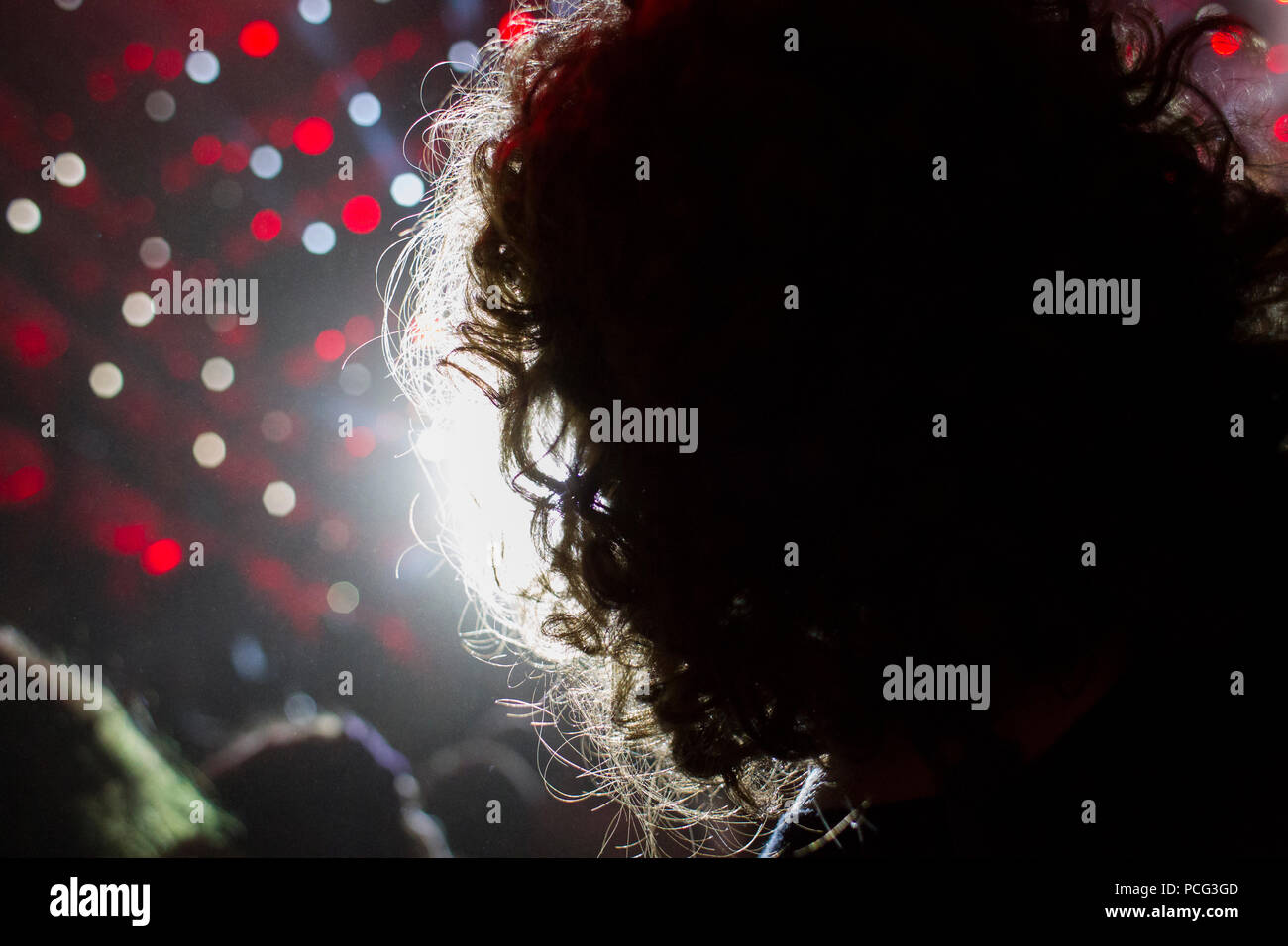 Kostrzyn su Odra, Polonia - 3 agosto 2018. Agli spettatori del festival hanno ballato il giovedì notte (2a) fino alle prime ore del mattino, 3 agosto, al Festival PolandRock uno dei più grandi festival in Europa di notte. Credito: Slawomir Kowalewski/Alamy Live News Foto Stock