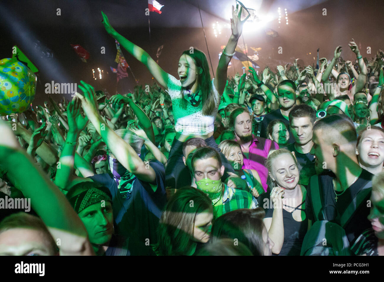 Kostrzyn su Odra, Polonia - 3 agosto 2018. Agli spettatori del festival hanno ballato il giovedì notte (2a) fino alle prime ore del mattino, 3 agosto, al Festival PolandRock uno dei più grandi festival in Europa di notte. Credito: Slawomir Kowalewski/Alamy Live News Foto Stock