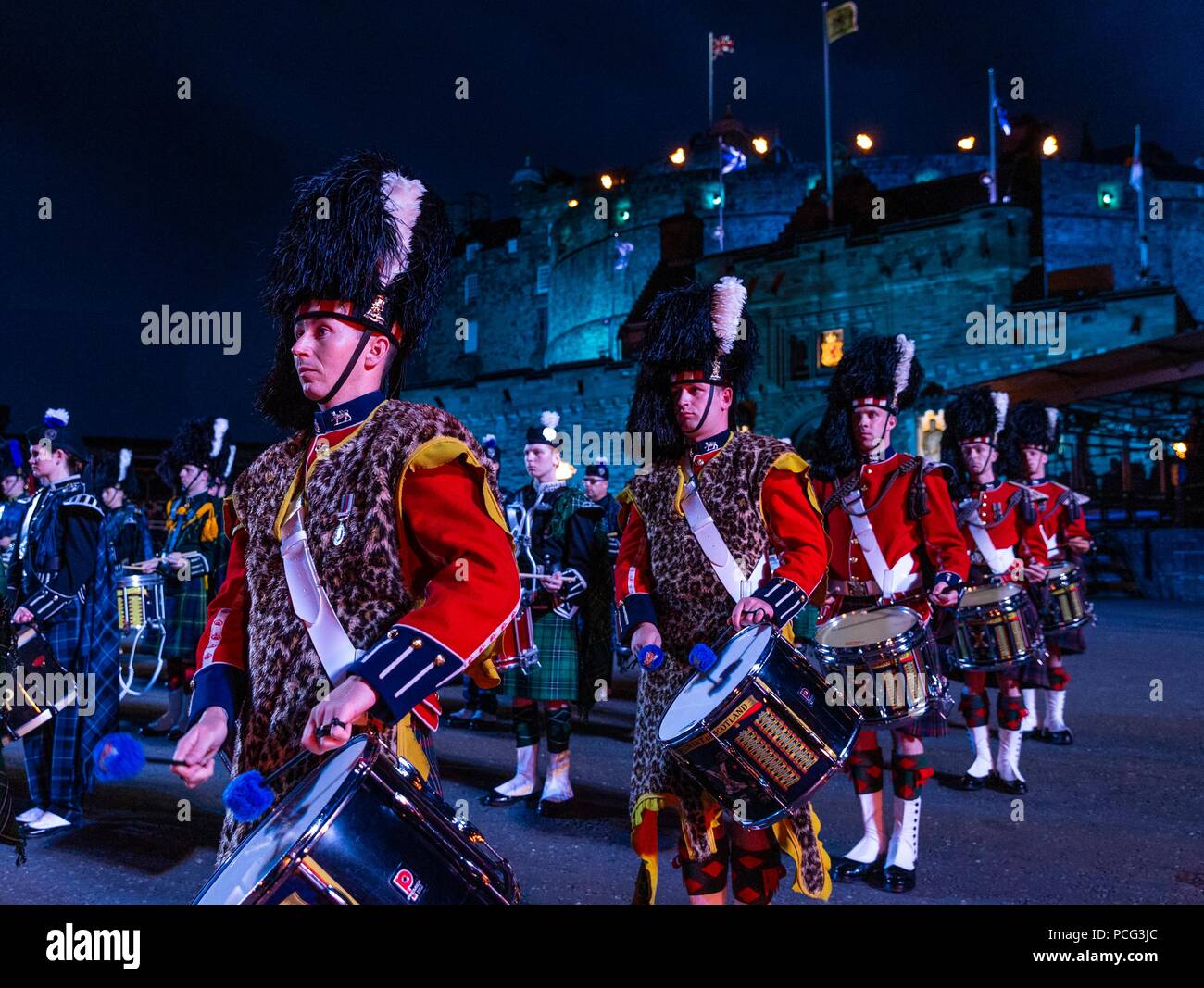 Edinburgh, Regno Unito. 2 agosto 2018. Il cast della spettacolare Royal Edinburgh Tattoo militare eseguire insieme in piena abiti sul Castello di Edimburgo Esplanade. Il tatuaggio si svolge dal 3 agosto 2018 al 25 agosto 2018. Nella foto: la massa Pipes & Drums Credito: ricca di Dyson/Alamy Live News Foto Stock