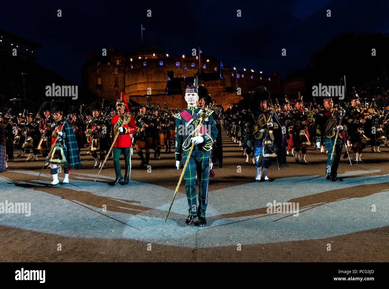 Edinburgh, Regno Unito. 2 agosto 2018. Il cast della spettacolare Royal Edinburgh Tattoo militare eseguire insieme in piena abiti sul Castello di Edimburgo Esplanade. Il tatuaggio si svolge dal 3 agosto 2018 al 25 agosto 2018. Nella foto: la massa Pipes & Drums Credito: ricca di Dyson/Alamy Live News Foto Stock