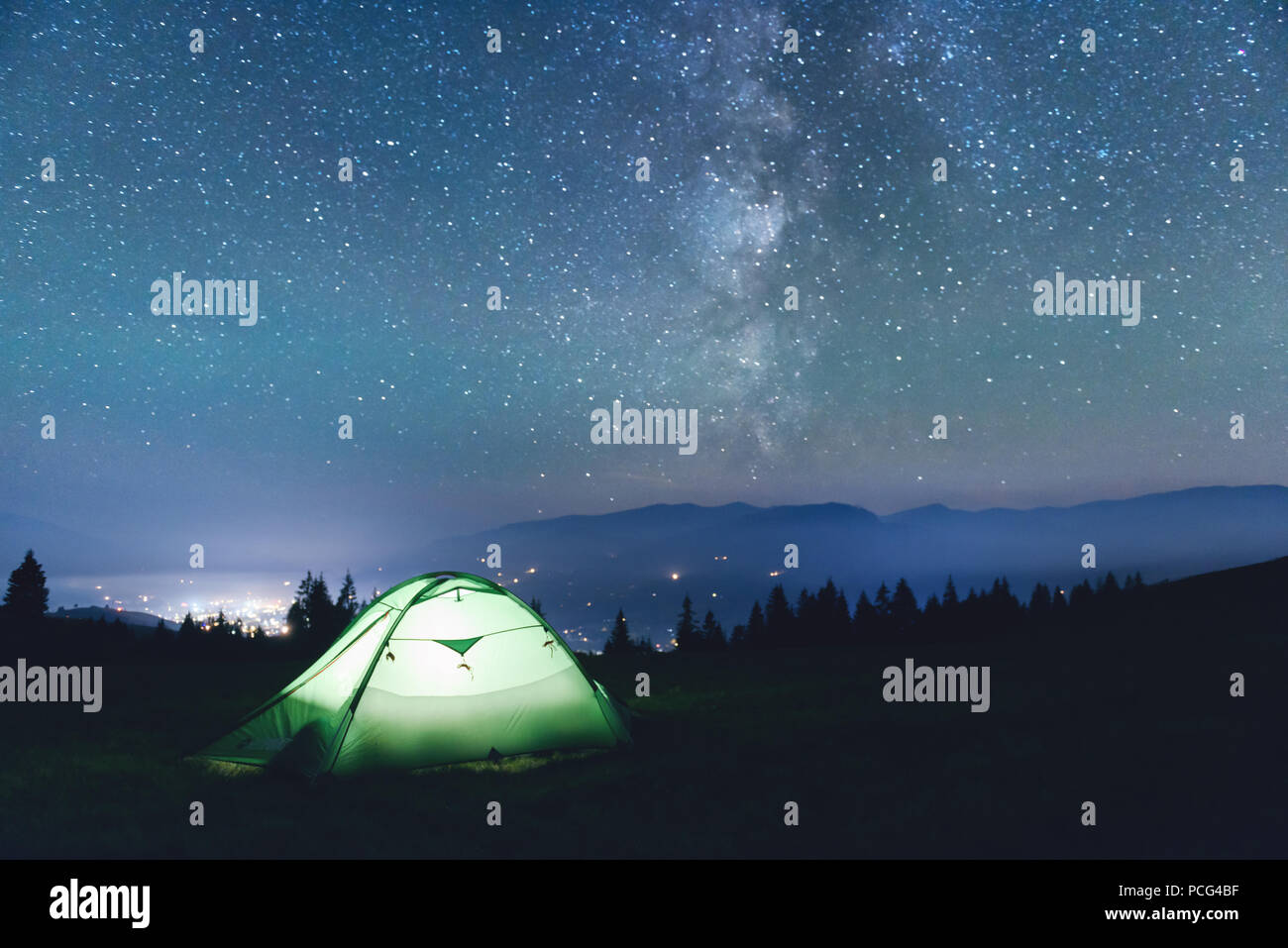 Tenda verde illuminato dall'interno Foto Stock