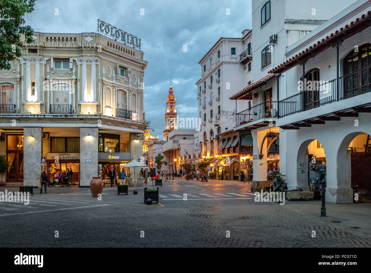 Downtown Salta con la Chiesa di San Francisco in background - Salta Argentina Foto Stock
