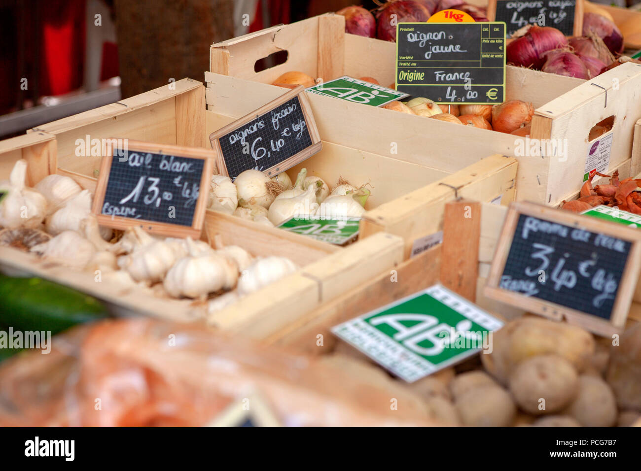 I grappoli di bianco fresco bulbi di aglio e chiodi di garofano per la vendita sul mercato francese in stallo Foto Stock