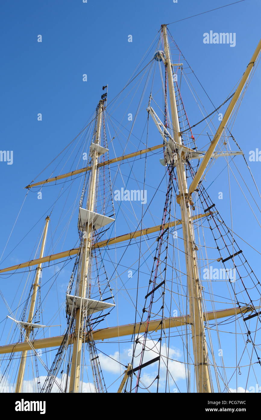 Tre alberi nave a vela contro il cielo blu Foto Stock Tre alberi nave a vela contro il cielo blu Foto Stock