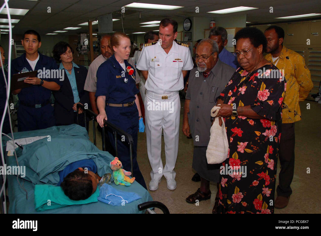 Il tenente j.g. Jessica Smith, infermiera assegnata al paziente la camera di recupero a bordo del militare comando Sealift nave ospedale USNS Misericordia, dà un tour al Primo Ministro di Papua Nuova Guinea Sir Michael Somare. Pacific Partnership è a quattro mesi di missione umanitaria fornendo engineering, civico, mediche e di assistenza dentale per il sud-est asiatico e in Oceania. Foto Stock