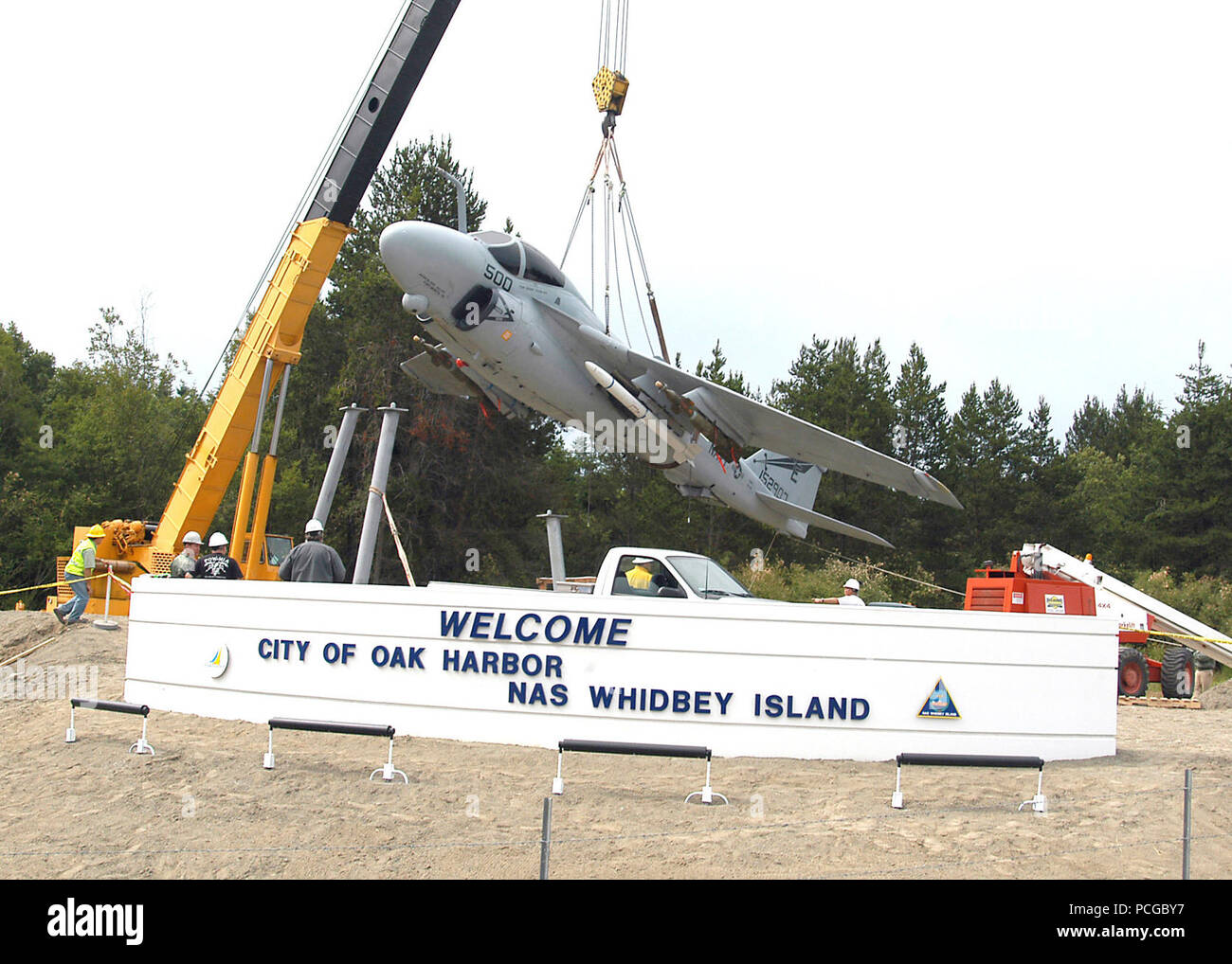 Oak Harbor, nello Stato di Washington (Giu 28, 2007)--Un A-6 intruso aeromobile è abbassata da una gru in posizione in corrispondenza del gateway in display sulla Highway 20 all'estremità nord della città di Oak Harbor. Oltre 50 i marinai e i civili dalla Naval Air Station Whidbey Island volontariamente il loro tempo per riabilitare e dipingere il velivolo per il suo utilizzo come un display. Stati Uniti Navy Foto Stock