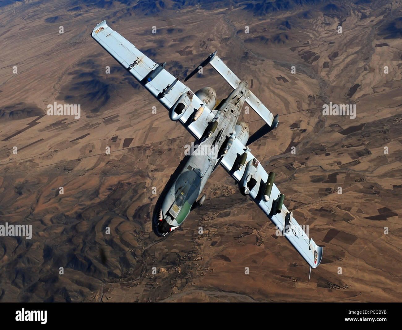 Un A-10 Thunderbolt II dal ventitreesimo Fighter Group, Moody Air Force Base, Ga., pela via dopo essere stati riforniti da un KC-135 Stratotanker, assegnato al 340 Expeditionary Air Refuelling Squadron, sorvolando in Afghanistan a sostegno dell'Operazione Enduring Freedom, Feb 26, 2011. Foto Stock