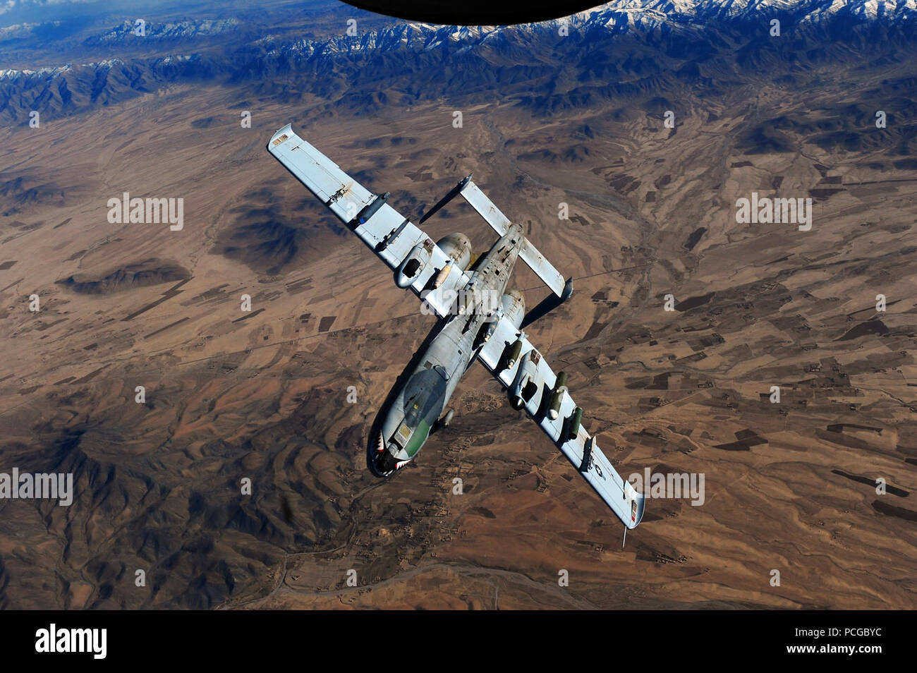 Un A-10 Thunderbolt II dal ventitreesimo Fighter Group, Moody Air Force Base, Ga., pela via dopo essere stati riforniti da un KC-135 Stratotanker, assegnato al 340 Expeditionary Air Refuelling Squadron, sorvolando in Afghanistan a sostegno dell'Operazione Enduring Freedom, Feb 26, 2011. Foto Stock