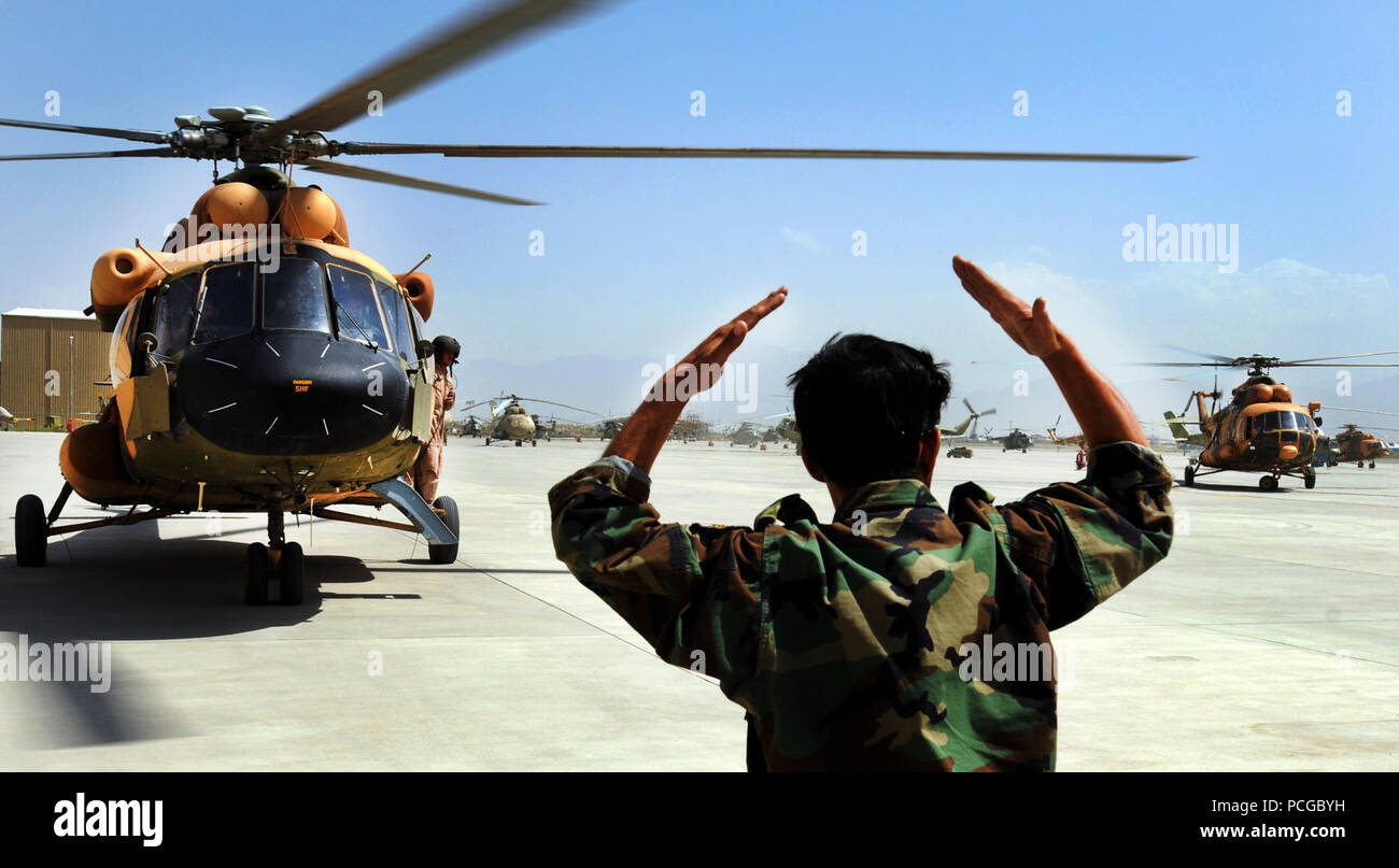 KABUL, Afghanistan : Afghan Air Force personale sono accolti a casa sulla linea di volo della base di AAF a Kabul sul set. 4, 2010 dopo fornire soccorso alluvione nel paese confinante del Pakistan. Negli ultimi 27 giorni, membri dell'AAF sono state effettuando lifesaving missioni umanitarie in Pakistan, dimostrando la loro forte capacità operative. (US Navy Foto Stock