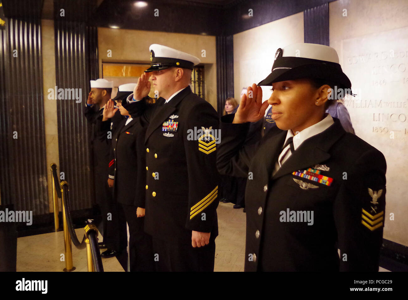 (Springfield, Va.) - velisti assegnati a Nimitz-class portaerei USS Abraham Lincoln (CVN 72) rendere onore a presidente Abraham Lincoln il luogo del riposo finale del 3 aprile a Abraham Lincoln Memorial sito storico dello stato a Springfield, Ill. Lincoln marinai sono in visita a Springfield per un omonimo, visitare il sito web per saperne di più circa il presidente Abraham Lincoln della storia e di condividere le esperienze circa la vita di bordo Lincoln con i cittadini di Springfield. ( Foto Stock