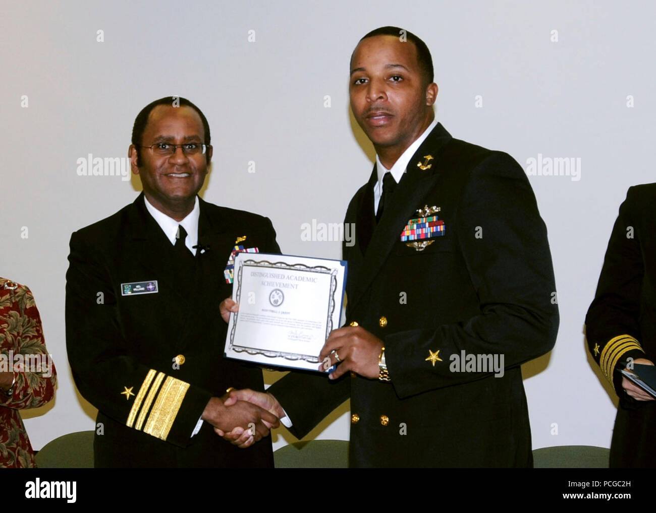 .NORFOLK (feb. 9, 2009) Ufficiale Tyrell candidato concedere riceve l'eminente accademico Award dalla Vice Adm. Mel Williams Jr., comandante della U.S. 2a flotta durante una cerimonia di premiazione nella celebrazione della storia nero al mese. Concedere, già attivo un dazio-Electronics tecnico di prima classe, ha ricevuto il premio per aver un punto di grado medio di 3.81 per l'autunno 2008 semestre. Foto Stock