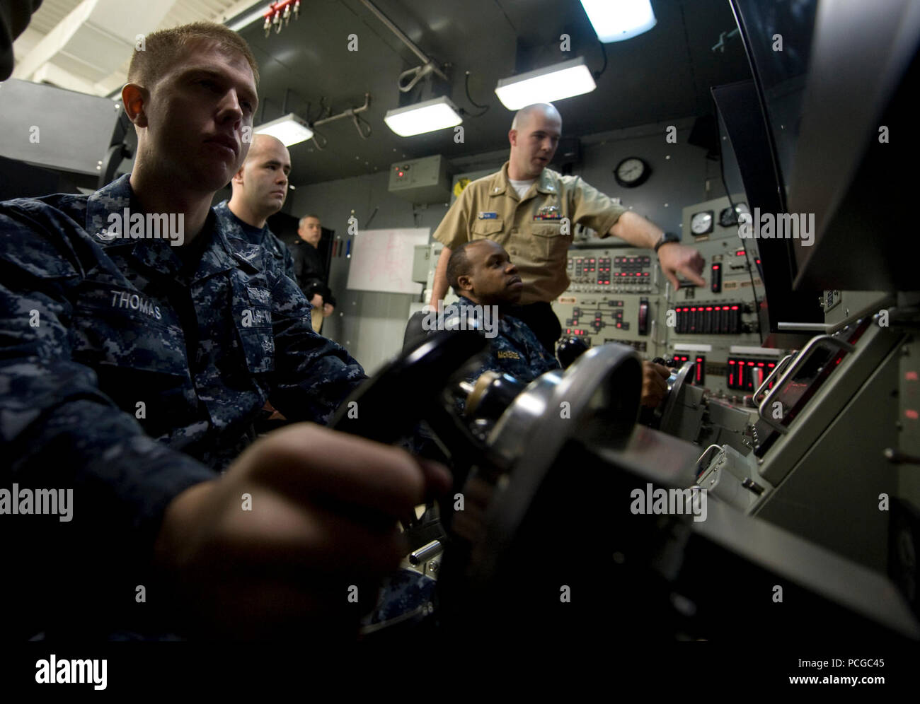 Petty Officer 1. Classe Darrel Malone, sonar technician (sottomarino), incarica gli studenti sulle funzioni di base di un sottomarino usando uno dei quattro ad alto rischio dei formatori presso la base di sottomarini arruolato Scuola Navale presso la base di sottomarini di New London, Conn. Foto Stock