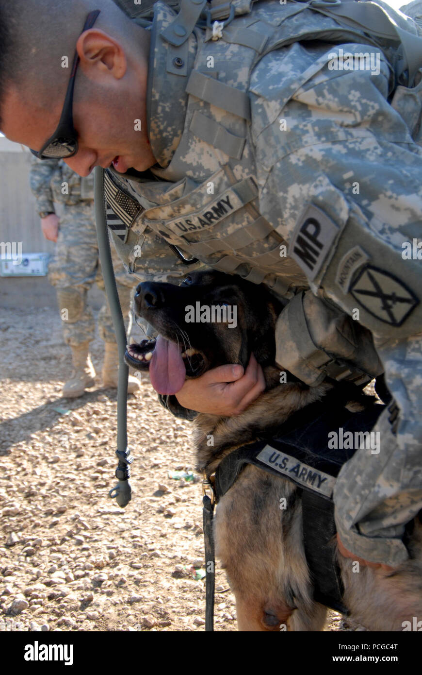 Stati Uniti Army Spc. Joaquin Mello dal 2° plotone, Charlie Company, 1° Battaglione, 2° Reggimento di Fanteria, 172nd della brigata di fanteria dà Sgt. Bodo, una polizia militare cane, un pep parlare prima di una missione per eseguire il gioco su strada principale sul percorso di alimentazione Tampa vicino a inoltrare una base operativa Kalsu, Iraq il 29 dicembre 2008. Foto Stock