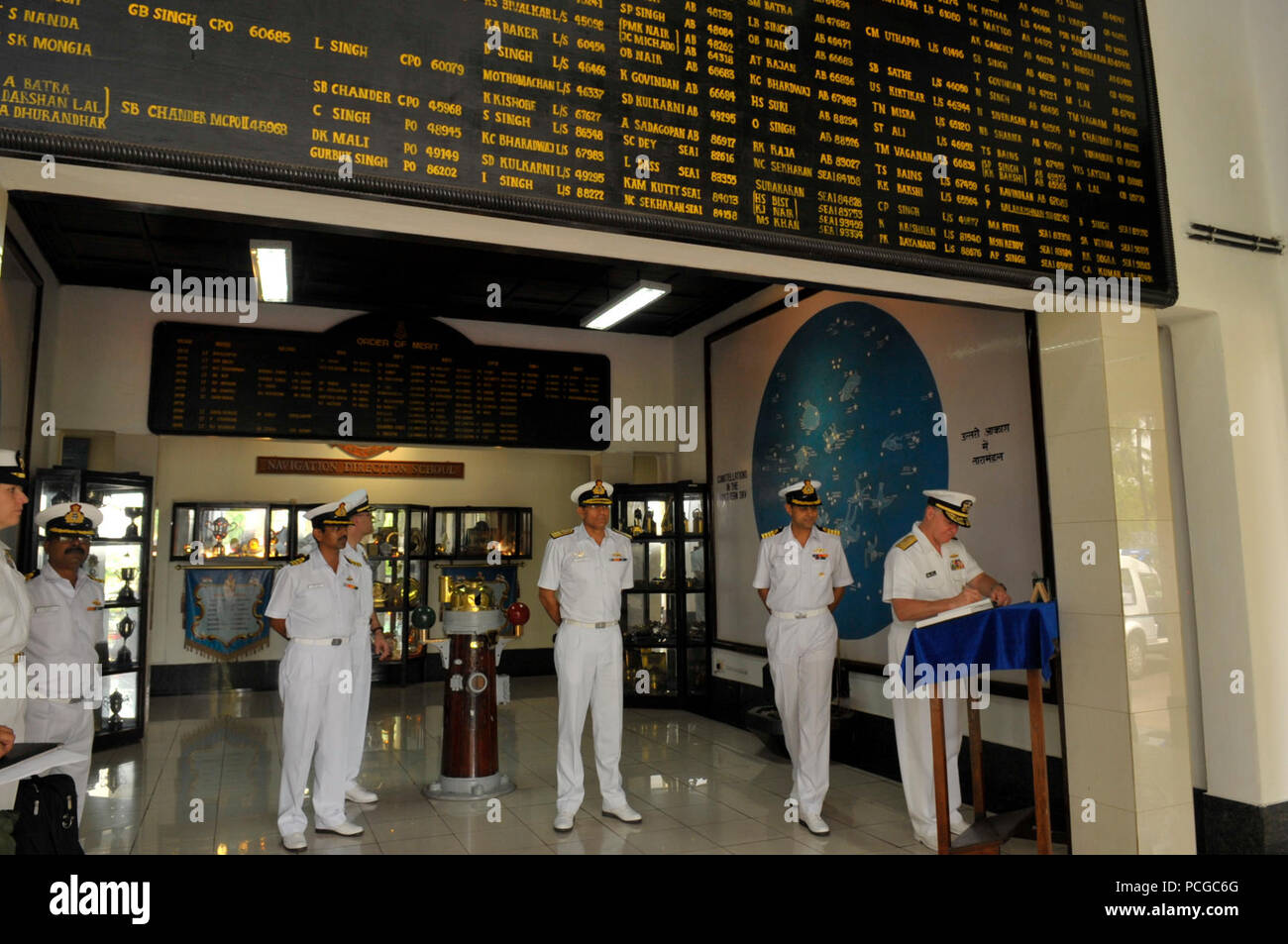 Adm. Gary Roughead, capo di operazioni navali, sinistra, firma il libro degli ospiti mentre giravamo la navigazione e la Scuola di Direzione a INS Garuda in Cochin, India. Foto Stock