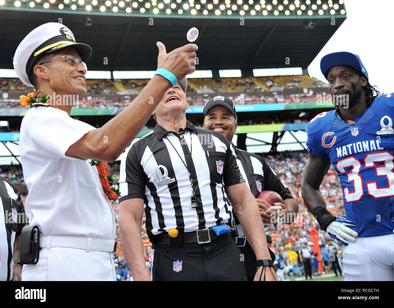 HONOLULU (GEN. 27, 2013) Adm. Cecil Haney, comandante della U.S. Flotta del Pacifico, ribalta il cerimoniale di moneta per iniziare il 2013 Pro Bowl come capo arbitro ed Hochuli e Chicago Bears cornerback Charles Tillman guardano. Foto Stock