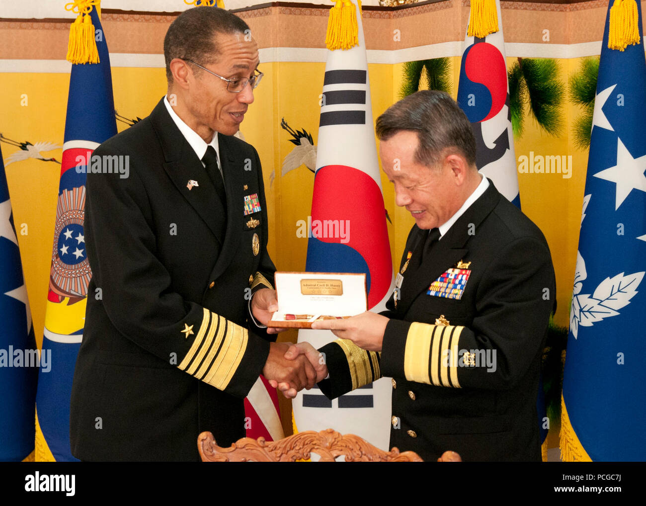 JINHAE, Repubblica di Corea (feb. 22, 2013) Adm. Cecil Haney, comandante della U.S. Flotta del Pacifico, dà Adm. Choi Yoon-hee, Capo di operazioni navali (CNO) della Repubblica di Corea (ROK), un regalo a seguito di un pranzo ufficiale. Haney la visita con il ROK CNO era parte di un viaggio di due giorni a la penisola coreana per incontrarsi con i militari USA di leadership e le loro controparti ROK per rafforzare la Rok-STATI UNITI Alliance. Foto Stock