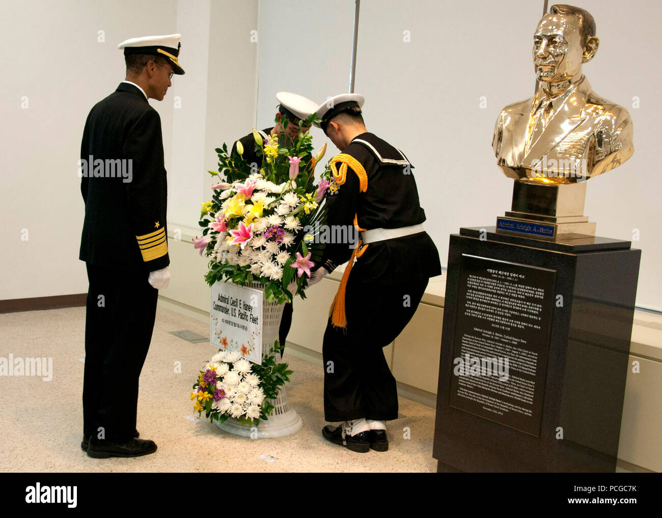 JINHAE, Repubblica di Corea (feb. 22, 2013) Adm. Cecil Haney, comandante della U.S. Flotta del Pacifico, partecipa a una ghirlanda-posa cerimonia in onore di Adm. Arleigh Burke presso la Repubblica di Corea (ROK) Accademia Navale. Haney di visitare l'Accademia Navale era parte di un viaggio di due giorni a la penisola coreana per incontrarsi con i militari USA di leadership e le loro controparti ROK per rafforzare la Rok-STATI UNITI Alliance. Foto Stock
