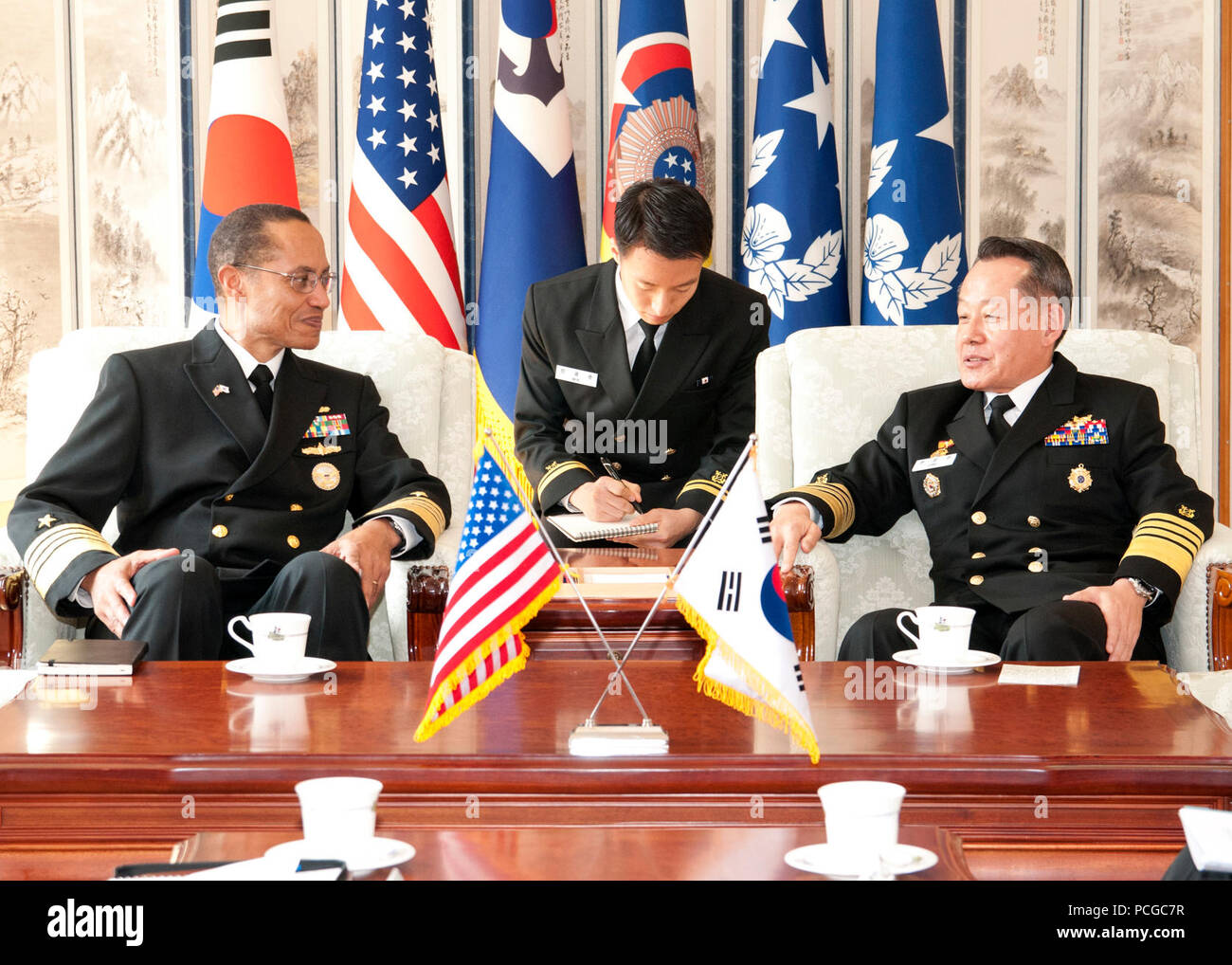 JINHAE, Repubblica di Corea (feb. 22, 2013) Adm. Cecil Haney, comandante U.S. Flotta del Pacifico, parla con ADM. Choi Yoon-hee, Capo di operazioni navali (CNO) della Repubblica di Corea (ROK), prima di entrare a far parte di lui e il suo staff per un pranzo ufficiale. Haney la visita con il ROK CNO era parte di un viaggio di due giorni a la penisola coreana per incontrarsi con i militari USA di leadership e le loro controparti ROK per rafforzare la Rok-STATI UNITI Alliance. Foto Stock