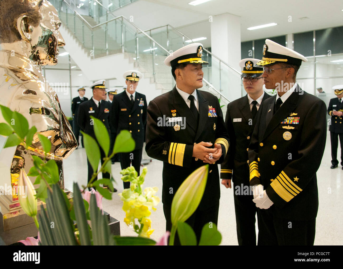JINHAE, Repubblica di Corea (feb. 22, 2013) Adm. Cecil Haney, comandante della U.S. Flotta del pacifico, giusto, parla con la Repubblica di Corea (ROK) Accademia Navale Sovrintendente Vice Adm. Hwang Ki-chul dopo aver partecipato ad una corona-posa cerimonia in occasione della Rok Accademia Navale. Haney di visitare l'Accademia Navale era parte di un viaggio di due giorni a la penisola coreana per incontrarsi con i militari USA di leadership e le loro controparti ROK per rafforzare la Rok-STATI UNITI Alliance. Foto Stock