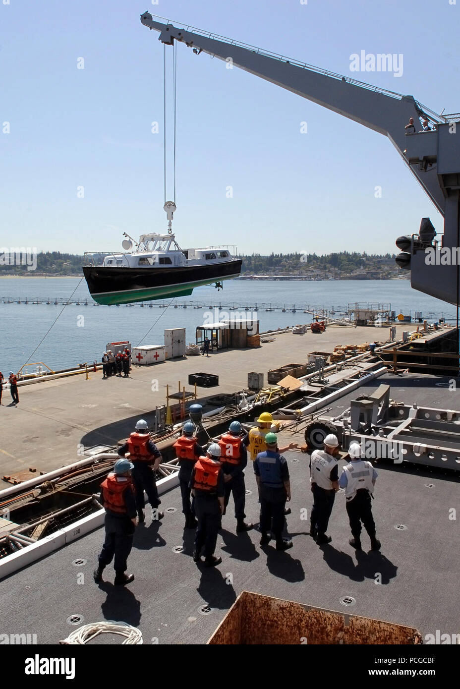I membri della sezione di coperta lavorare per portare il comandante, Carrier Strike gruppo 9, dell'ammiraglio a bordo della chiatta Nimitz-class portaerei USS Abraham Lincoln (CVN 72). Lincoln è di condurre la formazione e la certificazione degli equipaggi e la preparazione per la nave di tornare allo stato operativo a seguito di un cantiere periodo di disponibilità. Foto Stock
