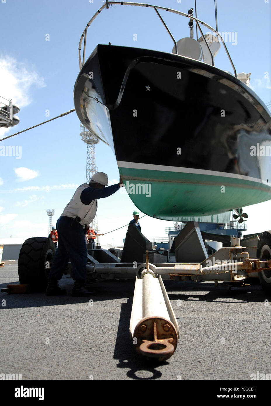 La nave Boatswain, Chief Warrant Officer Carlos Rudolf aiuta a posizionare il comandante, Carrier Strike gruppo 9, Admiral's barge come è portato a bordo Nimitz-class portaerei USS Abraham Lincoln (CVN 72). Lincoln è di condurre la formazione e la certificazione degli equipaggi e la preparazione per la nave di tornare allo stato operativo a seguito di un cantiere periodo di disponibilità. Foto Stock