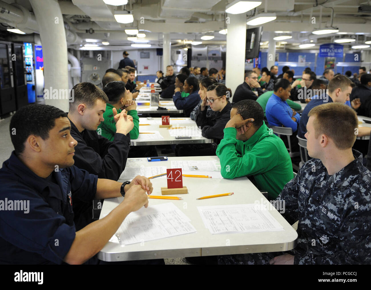 Oceano atlantico (19 marzo 2015) - i marinai si prepara ad affrontare la E-4 avanzamento esame su il pasticcio ponti della Nimitz-class portaerei USS Theodore Roosevelt (CVN 71) marzo 19. Theodore Roosevelt distribuito da Norfolk e verrà eseguito un cambio di homeport a San Diego a conclusione della distribuzione.Theodore Roosevelt sta conducendo operazioni navali negli Stati Uniti Sesta flotta area di operazioni a sostegno degli Stati Uniti per gli interessi di sicurezza nazionali in Europa. Foto Stock