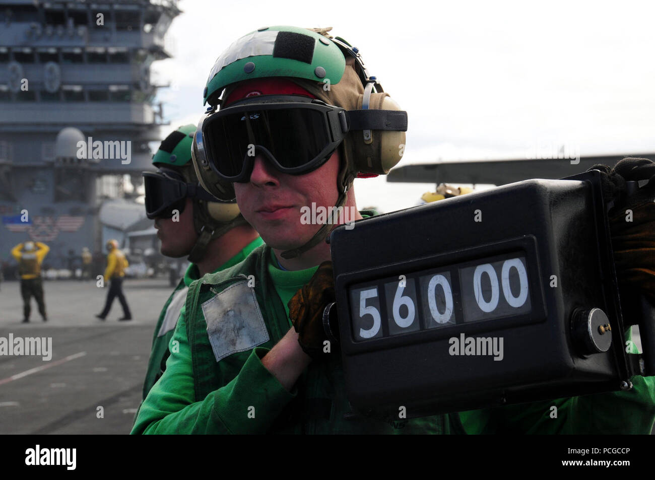 Petty Officer di terza classe Doug Bellew visualizza il peso di un F/A-18F Super Hornet della catapulta il responsabile della sicurezza prima di prendere il largo sul ponte di volo della centrale nucleare-powered portaerei USS Nimitz. Nimitz e Carrier aria Wing 11 sono adattate di conduzione della nave la disponibilità di formazione al largo della costa della California del Sud. Foto Stock
