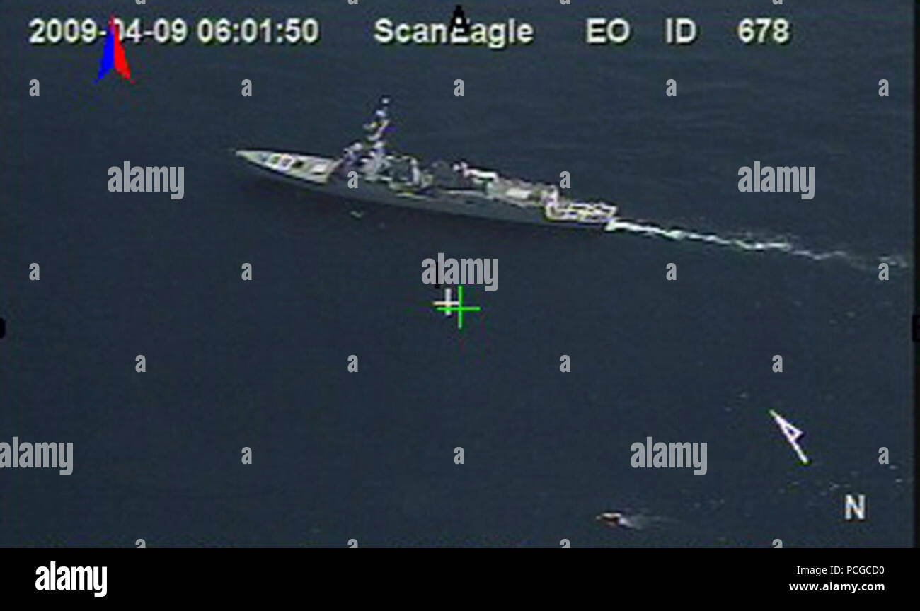 OCEAN (9 aprile 2009) Ancora in un frame da video rilasciato dal governo degli STATI UNITI Navy preso dalla scansione Eagle drone, visite-missile destroyer USS Bainbridge (DDG 96) è attualmente in corso nei pressi di un 28-piede scialuppa di salvataggio da parte degli Stati Uniti-contenitore contrassegnato nave Maersk Alabama Giovedi, Aprile 9, 2009 nell'Oceano Indiano. Foto Stock