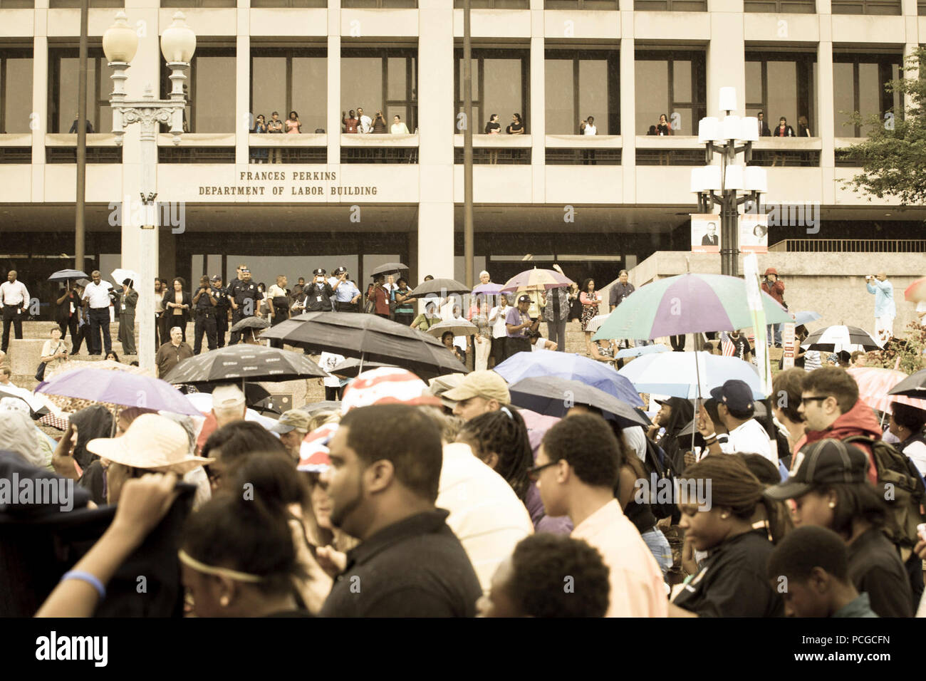 28 Agosto 2013 - Washington DC - dimostranti camminato passato U.S. Dipartimento del Lavoro come hanno celebrato il cinquantesimo anniversario della marcia su Washington dove Martin Luther King Jr. ha dato la sua "Ho un sogno" discorso. I dimostranti arrestato davanti al palazzo del lavoro per riconoscere gli sforzi di lavoro e la possibilità per tutti di avere un posto di lavoro. Foto Stock