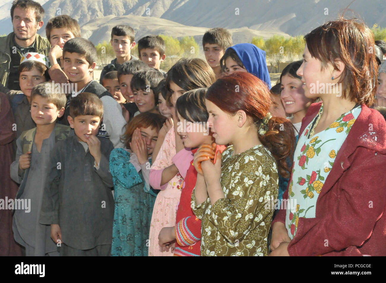 I bambini in una comunità del villaggio nella provincia Badhakshan linea fino a incontrare i membri dal Afghan Air Force e la NATO Training Air Command - Afghanistan. Un totale di 1.000 igiene dentale kit sono state fornite per gli anziani del villaggio per aiutare la comunità. Foto Stock