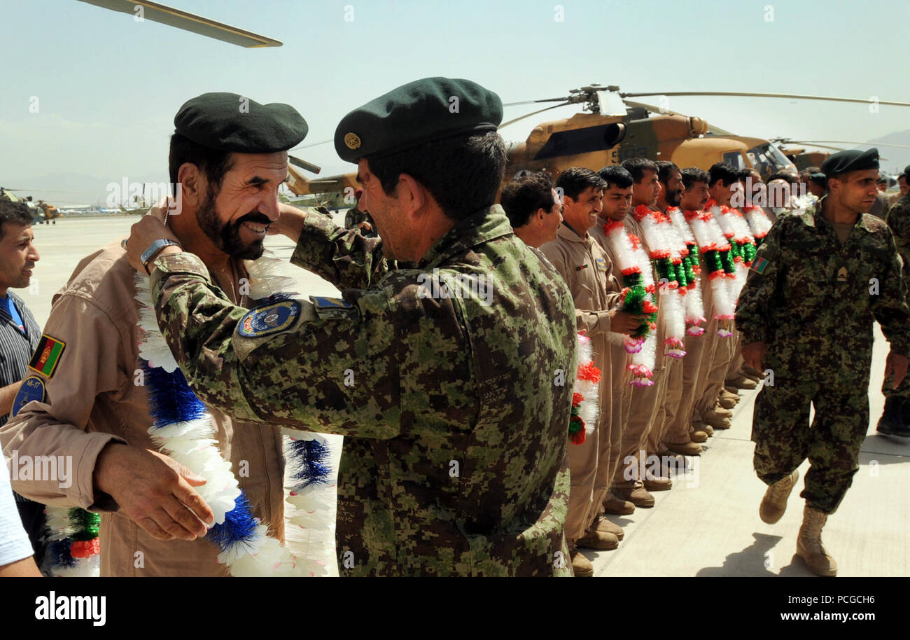 KABUL, Afghanistan - Brig. Gen. Barat, Kabul Air Wing Commander è accolto favorevolmente indietro home lungo con Afghan Air Force per il personale di volo di linea di base di AAF a Kabul sul set. 4, 2010 dopo fornire soccorso alluvione nel paese confinante del Pakistan. Negli ultimi 27 giorni, membri dell'AAF sono state effettuando lifesaving missioni umanitarie in Pakistan, dimostrando la loro forte capacità operative. (US Navy Foto Stock