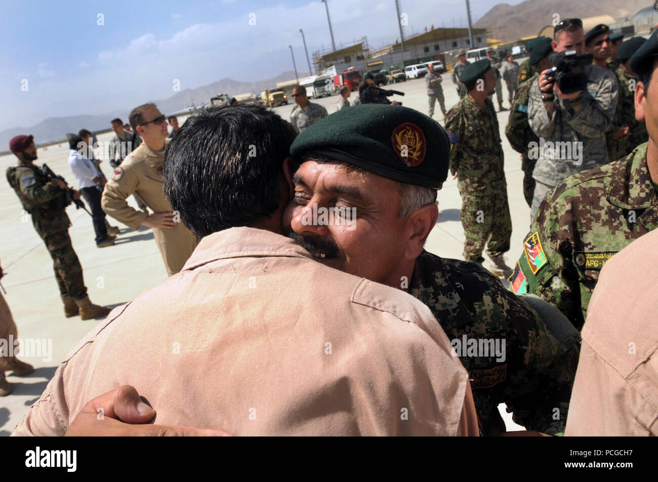 KABUL, Afghanistan : Afghan Air Force personale sono accolti a casa sulla linea di volo della base di AAF a Kabul sul set. 4, 2010 dopo fornire soccorso alluvione nel paese confinante del Pakistan. Negli ultimi 27 giorni, membri dell'AAF sono state effettuando lifesaving missioni umanitarie in Pakistan, dimostrando la loro forte capacità operative. (US Navy Foto Stock