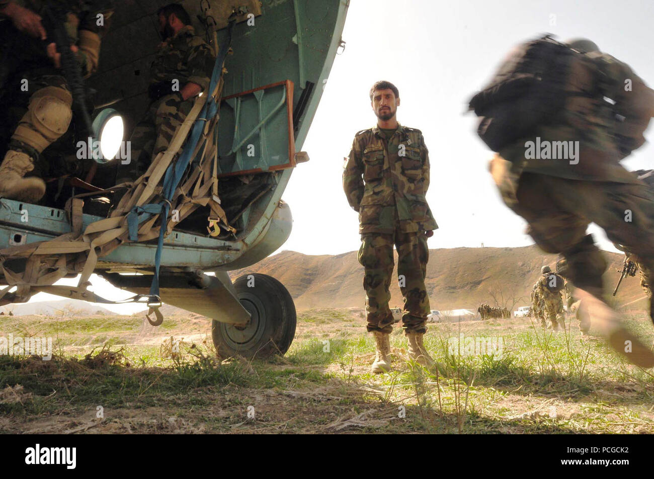 KABUL, Afghanistan - Afghanistan Commandos dal sesto Commando Kandak pratiche tecniche di infiltrazione utilizzando l esercito nazionale afgano Air Corps Mi-17 elicottero il 1 aprile 2010 a Camp Morehead nelle regioni esterne di Kabul. La formazione era in preparazione per la futura air assault missioni necessarie al fine di interrompere l'attività di insorti e portare stabilità per la popolazione e per la regione. (US Navy Foto Stock