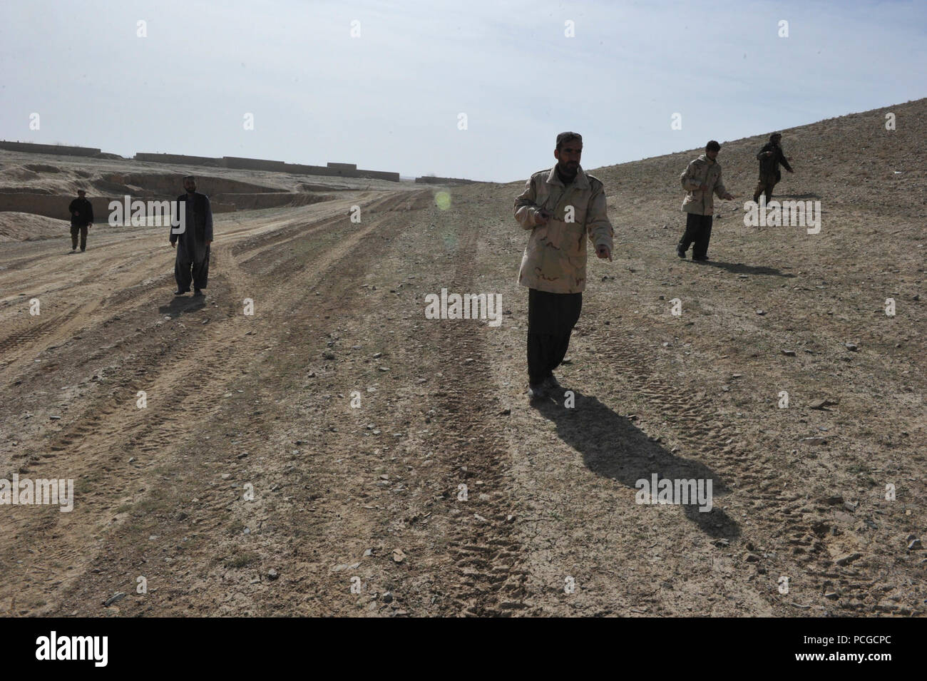 Afghan Polizia Locale candidati pratica movimenti Patrol durante un corso di ALP nel quartiere Latif, provincia di Ghazni, Afghanistan, Marzo 29. Il corso è di tre settimane di programma che insegna ALP candidati base procedure di polizia, armi di manipolazione e altre competenze necessarie per proteggere e difendere i cittadini afghani. Foto Stock