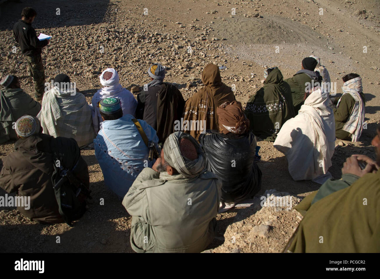 Un esercito nazionale afghano delle forze speciali soldato discute di adeguate procedure di checkpoint con afgano Polizia Locale candidati durante una classe nel quartiere Kajran, Daykundi provincia, Afghanistan, Gen 9. ANASF servita come istruttori per le tre settimane di corso che descrive le principali procedure di polizia, armi di manipolazione e altre competenze necessarie per proteggere e difendere i cittadini afghani e mantenere la stabilità nella regione. Foto Stock