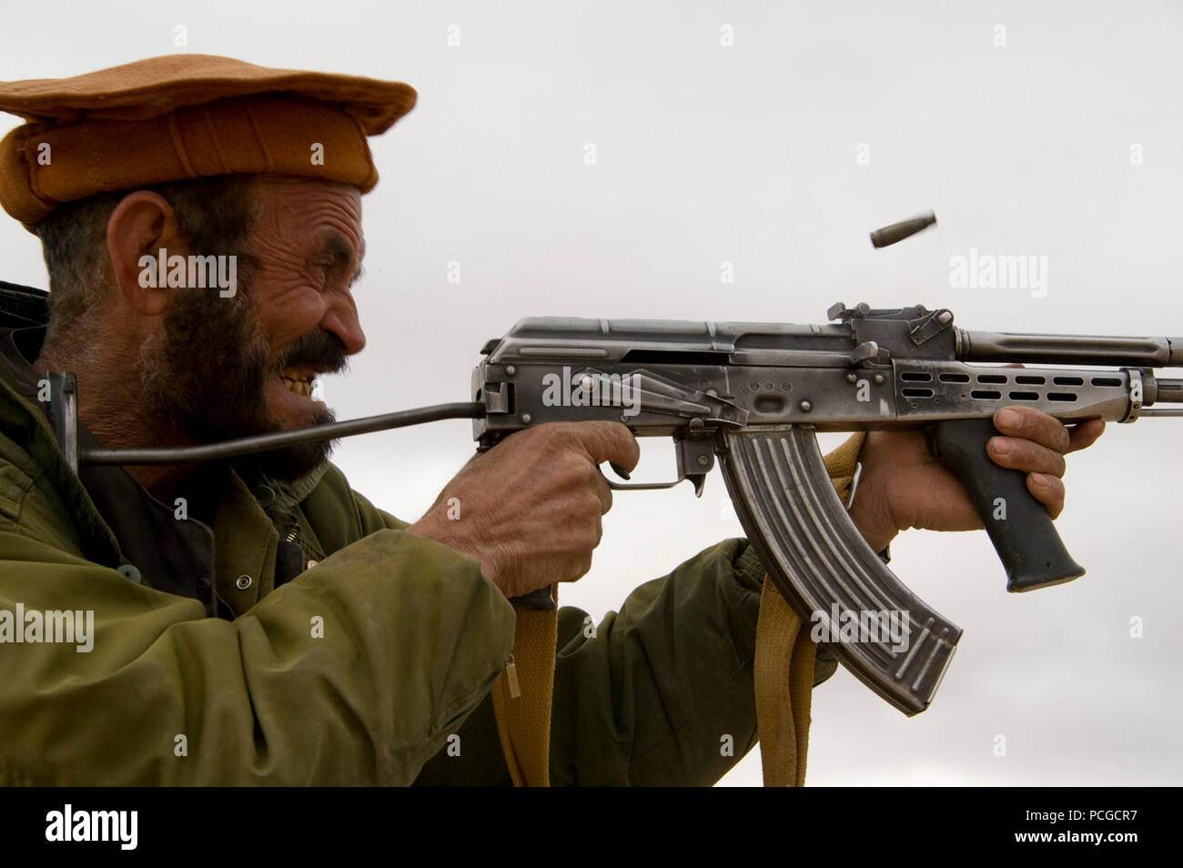 Un locale afghano di polizia incendi candidato suo AK-47 durante un'esercitazione a fuoco nel quartiere Kajran, Daykundi provincia, Afghanistan, gen. 13. La classe è parte di tre settimane di ALP corso di formazione che descrive le principali procedure di polizia, armi di manipolazione e altre competenze necessarie per proteggere e difendere i cittadini afghani e mantenere la stabilità nella regione. Foto Stock