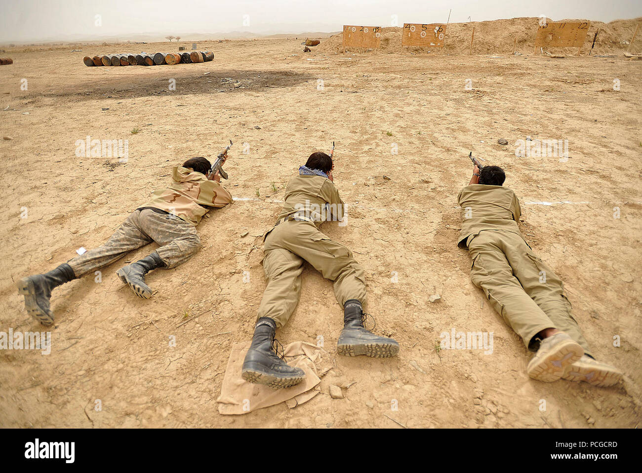 Afghan Polizia Locale reclute fuoco loro AK-47 fucili a canna rigata durante un addestramento alle armi classe nel quartiere Nawbahar, provincia di Zabul, Afghanistan, Marzo 25. La classe è parte di tre settimane di corso che insegna ALP candidati base procedure di polizia, armi di manipolazione e altre competenze necessarie per proteggere e difendere i cittadini afghani. Foto Stock