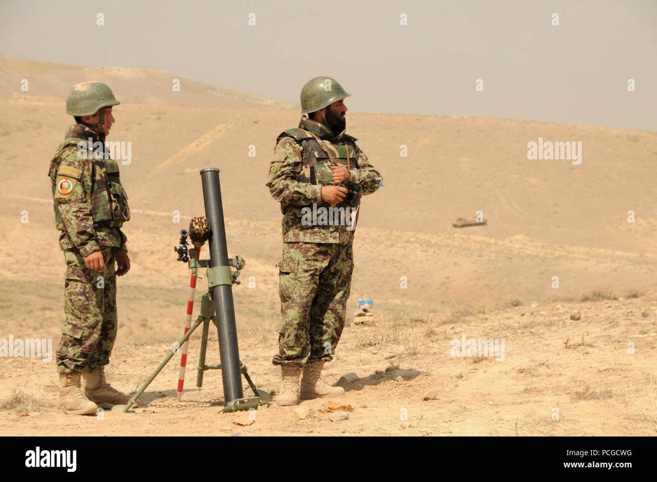 Afghanistan (2 settembre 2010) - esercito nazionale afghano soldati in stand by il loro SPG-9 73 millimetro recoilless gun presso la filiale di fanteria scuola in Darulaman. La scuola insegna soldati afgani tattiche di fanteria e treni su armi fra cui malte, equipaggio servito armi e pistole recoilless. Foto Stock