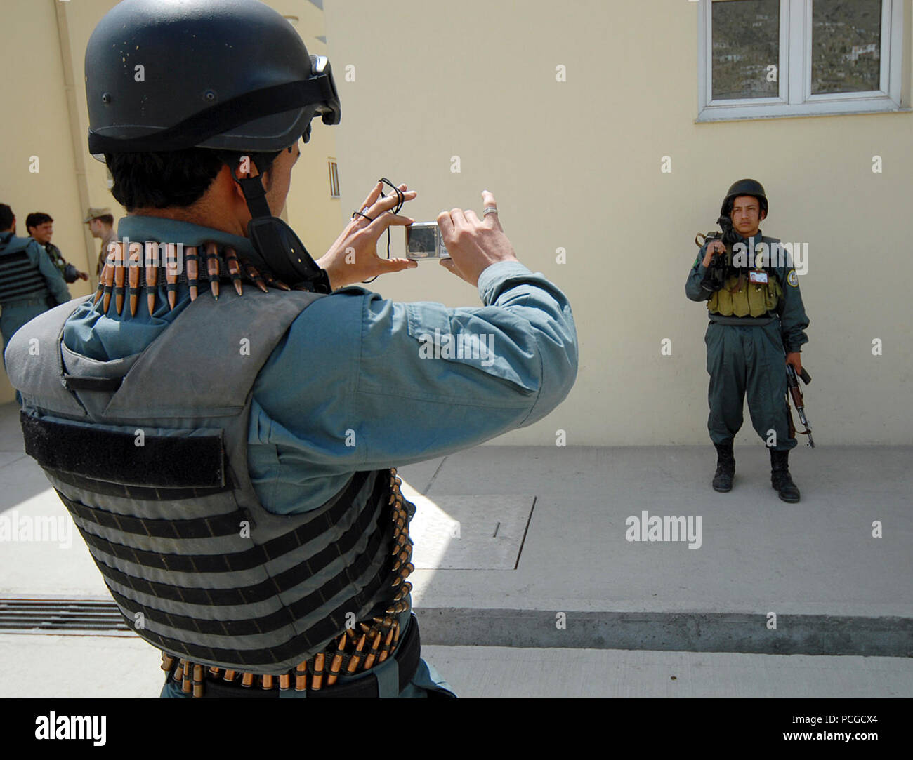 KABUL, Afghanistan (18 aprile 2010) - Un membro della nazionale afghano di ordine civile di polizia (ANCOP), prende un Foto Stock
