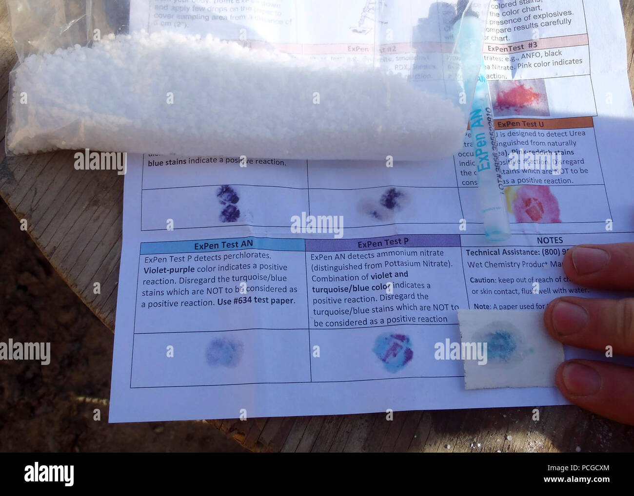 Un test indica un risultato positivo per il nitrato di ammonio. La bomba-rendendo il materiale è stato trovato quando i membri della polizia nazionale afgana affiorare un le armi degli insorti cache nel distretto di Arghandab, provincia di Zabul Afghanistan, Feb. 7. La cache, che comprendeva anche le batterie, insorti a morte minaccia lettere e AK-47 giri e riviste, era situato dopo un abitante locale ha detto che ha assistito i singoli oggetti di seppellimento nella zona. Foto Stock