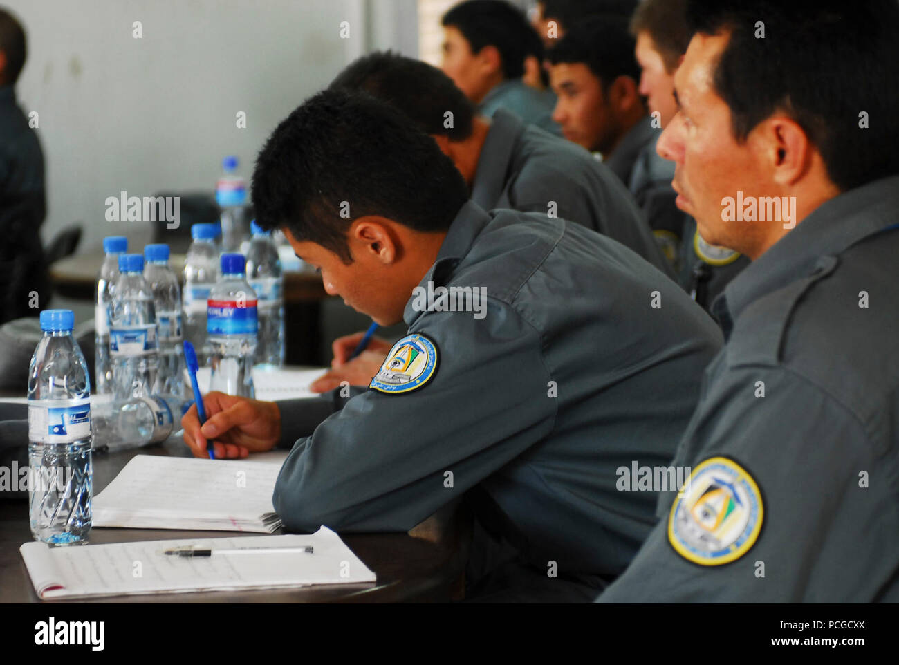 Oggi Tarin KOT, Afghanistan (Luglio 4, 2010) - Polizia nazionale afgana reclute a Oggi Tarin Kot alla formazione delle forze di polizia centro lezioni di studio nella mappa di lettura e di pattugliamento in un ambiente di classe. Il centro di formazione è in grado di alloggiare e di insegnare e treno fino a 140 reclute in corrispondenza di un tempo. Stati Uniti Navy Foto Stock