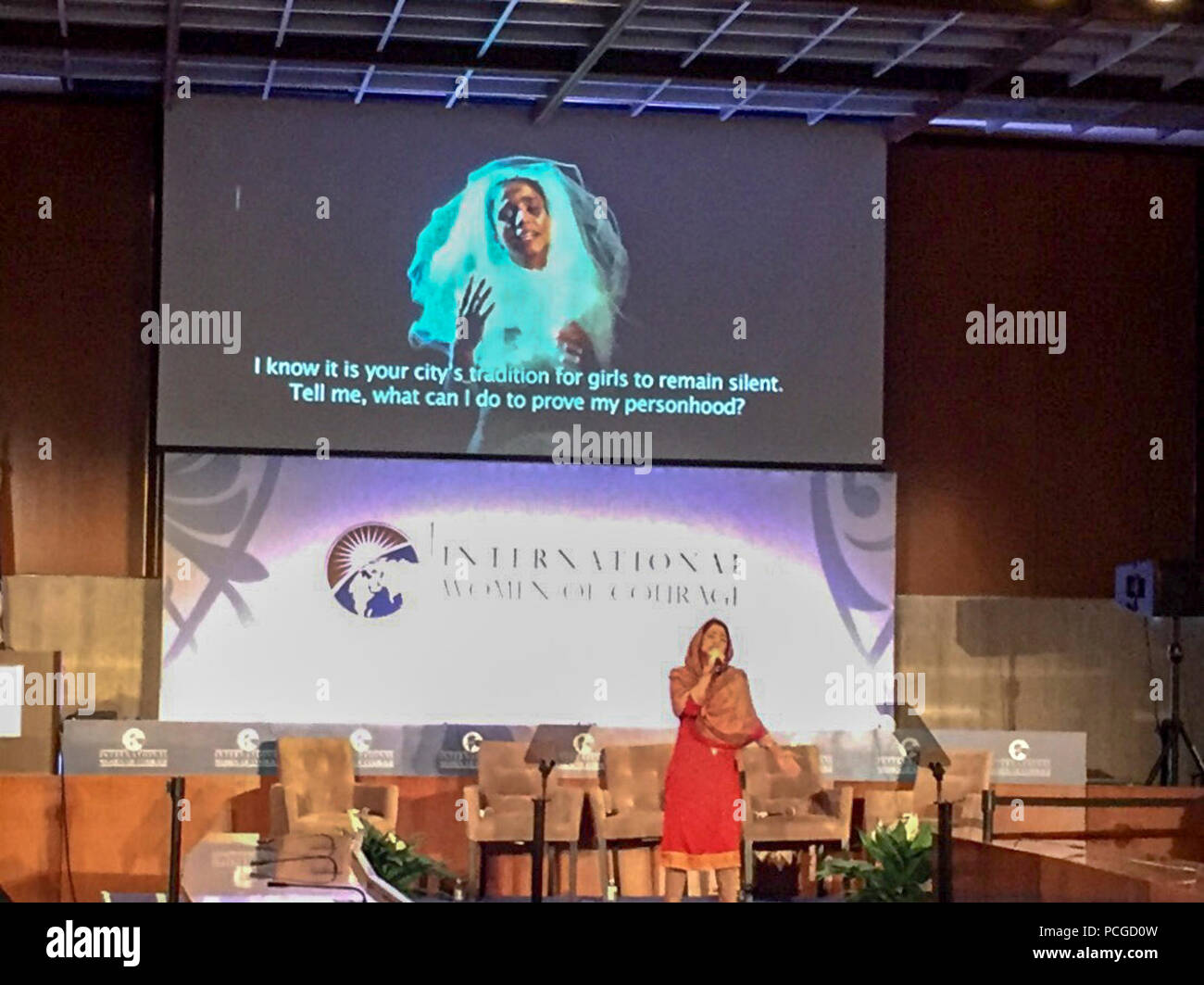 Il rapper afgano Ms. Sonita Alizadeh esegue a livello internazionale le donne di coraggio forum presso l'U.S. Il Dipartimento di Stato a Washington D.C., Marzo 29, 2016. Proiettato sullo schermo al di sopra sono le sue parole: "So che è la tua città la tradizione per le ragazze a rimanere in silenzio. Ditemi cosa posso fare per dimostrare la mia personalità?' Dipartimento di Stato Foto Stock