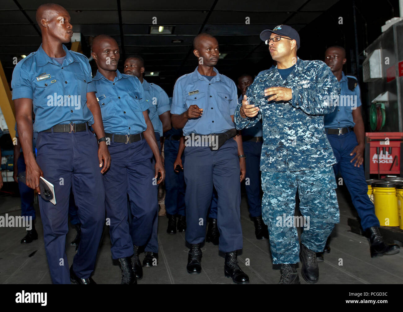I sistemi di informazione tecnico 1a classe Ezechiele E. Vasquez è a capo di un gruppo di ghanesi marinai della marina in un tour a bordo della nave ad alta velocità Swift (HSV 2) durante l'Africa Partnership station 2012. APS è un internazionale di cooperazione per la sicurezza iniziativa volta a rafforzare il Sistema globale marittimo di partnership attraverso corsi di formazione e attività di collaborazione per migliorare la sicurezza marittima e la sicurezza in Africa. Foto Stock